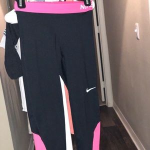 Black/Hot pink Nike Pro leggings
